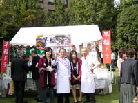 応援の早稲田祭運営委員の学生と記念撮影
