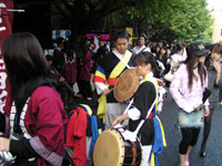 早稲田祭パレードに参加した学生群（３）