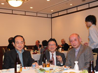 大島会長をはさんで会計監査の伊東さん（左）と中村さん（右）