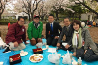 左より村崎さん・千年原さん、須山さん、さんご夫妻