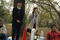 自己紹介する岡本さん（左）と前田さん（３）