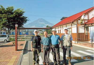 河口湖駅にて、目指す富士山を背に