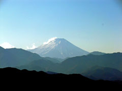 山頂から仰ぎ見る富士山