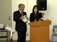 司会の藤井幹事（左）と橋本常任幹事