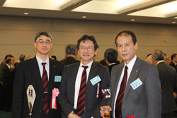 大島会長を挟んで西出校友会副事務局長（左）と鎌田総長（右）