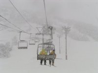 雪ふる中をリフトで山頂へ