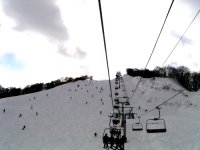 リフトから石打丸山山頂を臨む